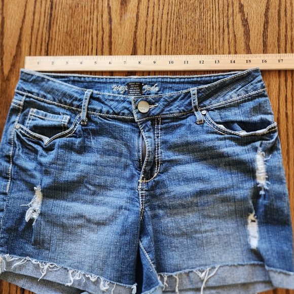 Myth Of Jade Distressed Cuffed Midi Jean Shorts Size 10 - Picture 5 of 7